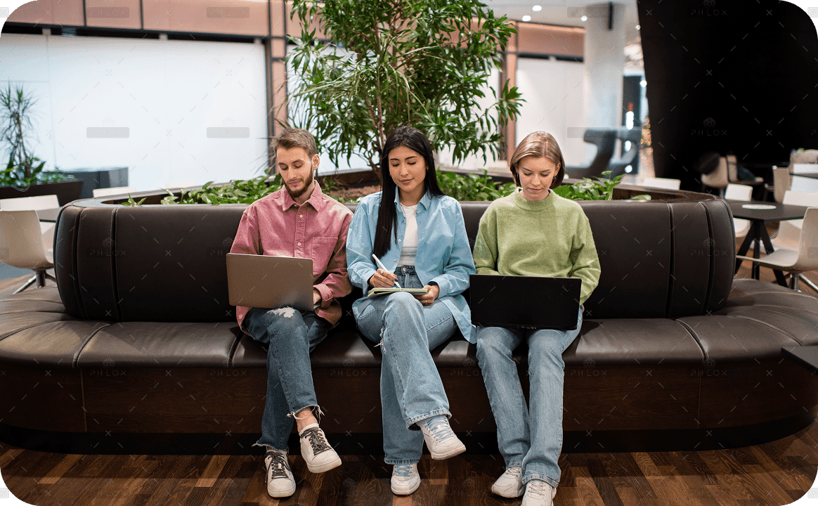 demo-attachment-1060-team-working-together-project-6-4